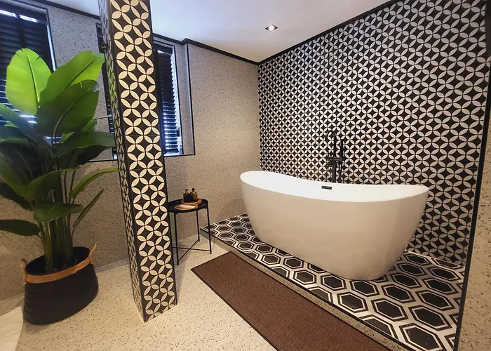 2Br Soho Chinatown Full Kitchen With Bathtub