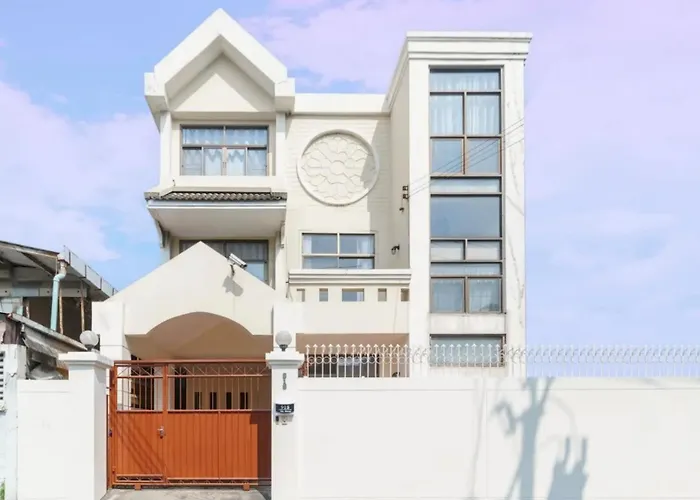 Charming 3-Storey House Near Bts Onnut Station