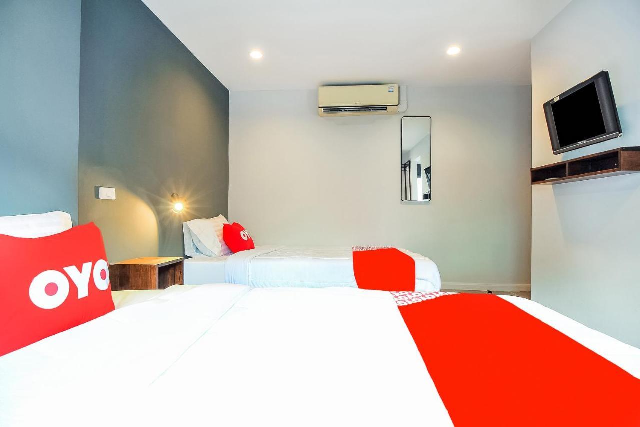 Vaccinated Staff -oyo 312 Wire Phrakanong Hotel 3*