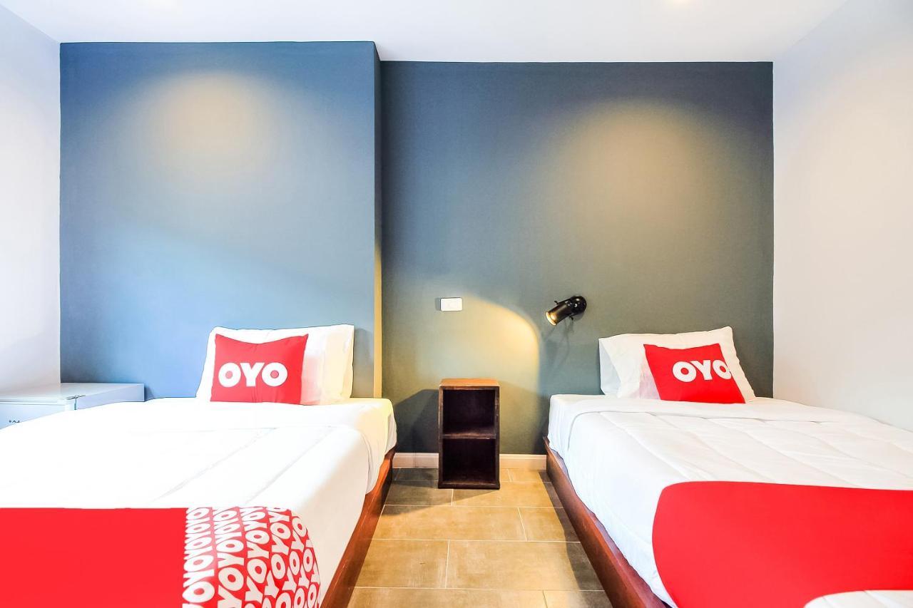 Vaccinated Staff -oyo 312 Wire Phrakanong Hotel 3*