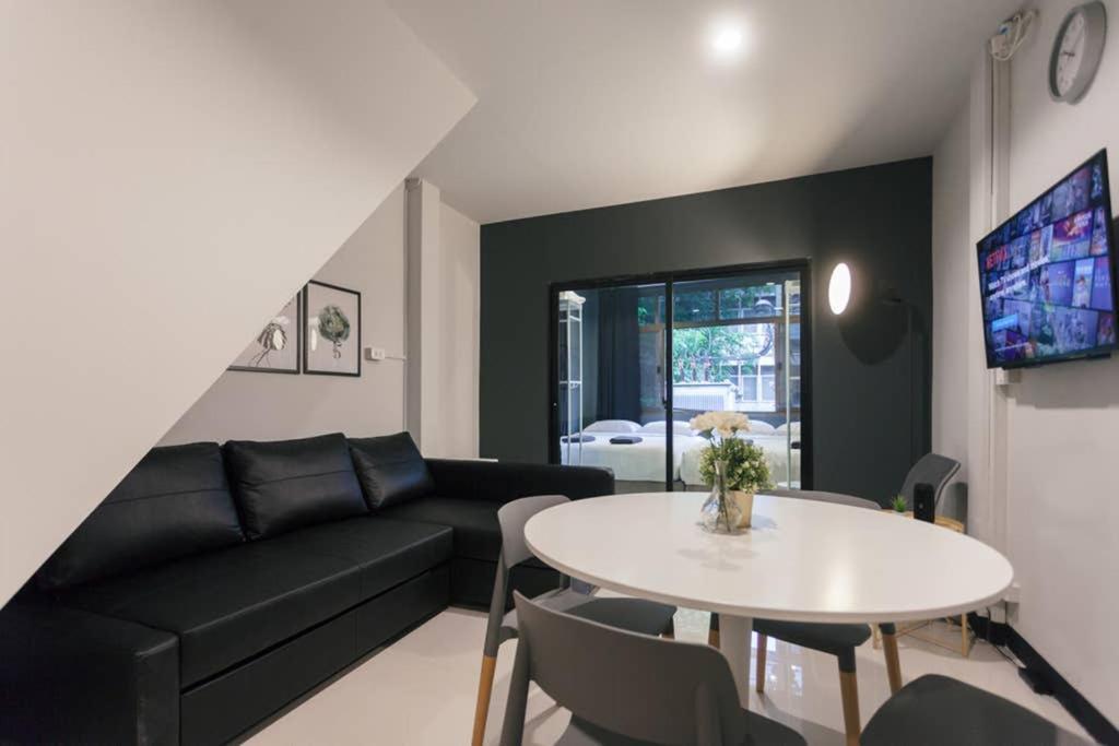 S2 Silom Large 4-6 Guests Full Kitchen Wifi