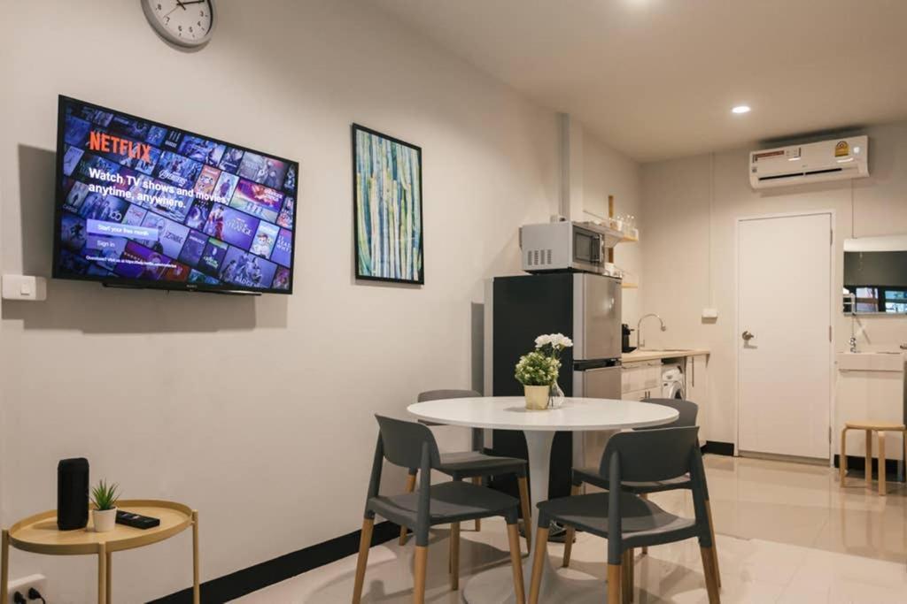 Apartment S2 Silom Large 4-6 Guests Full Kitchen Wifi