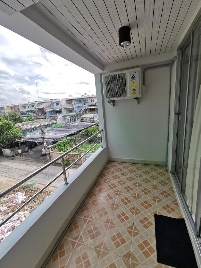 Apartment W Residents *