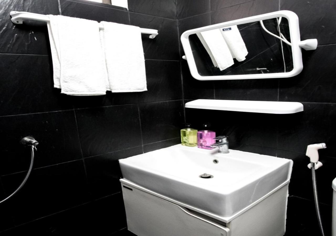 Roomquest Ratchada Hotel