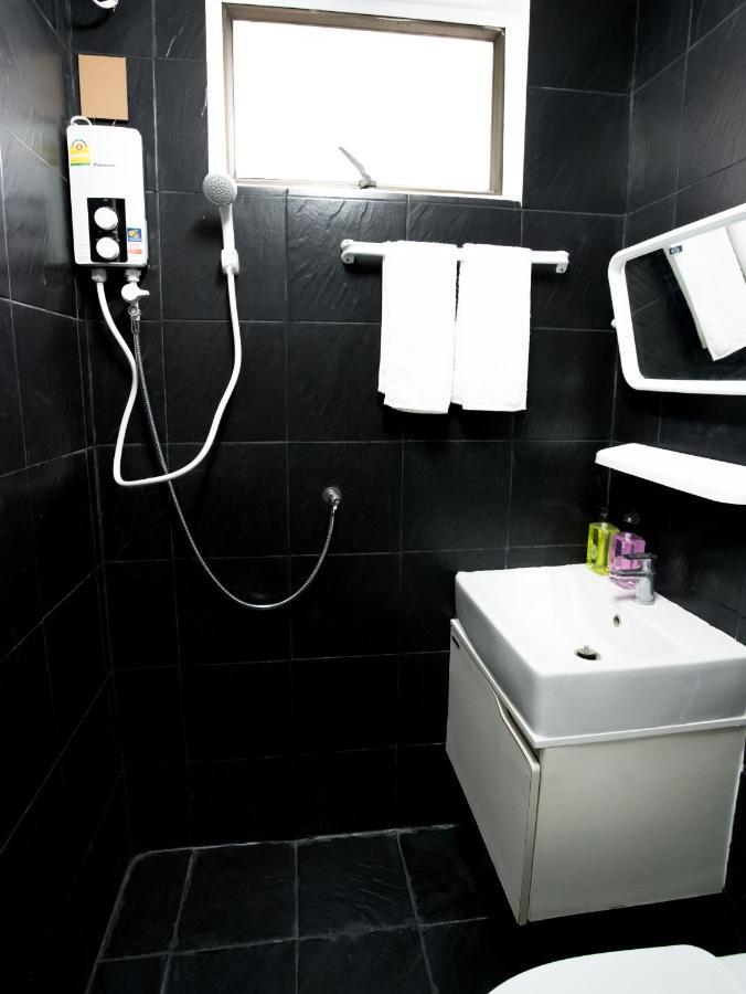Roomquest Ratchada Hotel