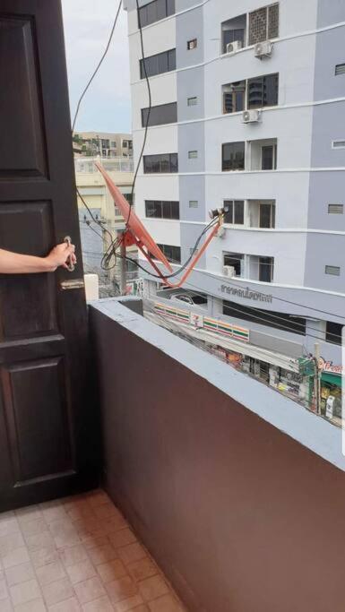 V Apartment Sathorn วี อพาตเม้นท์สาทร ห้องพักใจกลางเมือง ท่ามกลางแหล่งขายอาหารมากมาย เดินทางสะดวก น้ำไฟ ไวไฟฟรี * Bangkok