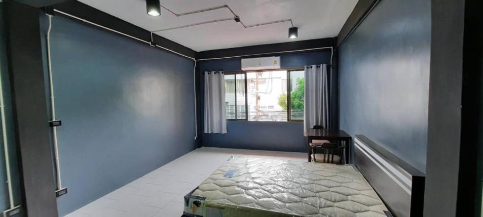 V Apartment Sathorn วี อพาตเม้นท์สาทร ห้องพักใจกลางเมือง ท่ามกลางแหล่งขายอาหารมากมาย เดินทางสะดวก น้ำไฟ ไวไฟฟรี Apartment *