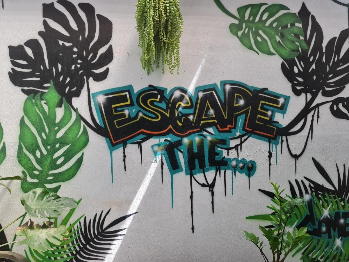 Somewhere To Escape - Hometel Bangkok