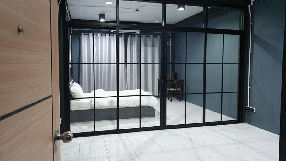 V Apartment Sathorn วี อพาตเม้นท์สาทร ห้องพักใจกลางเมือง ท่ามกลางแหล่งขายอาหารมากมาย เดินทางสะดวก น้ำไฟ ไวไฟฟรี Apartment *
