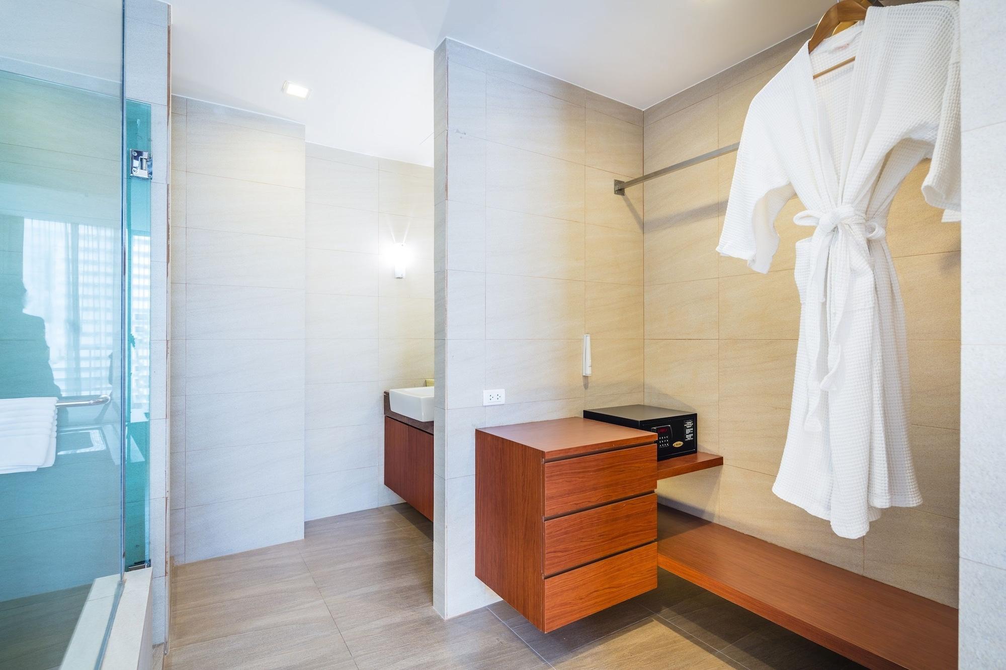 Hotel Solo, Sukhumvit 2, - Sha Extra Bangkok