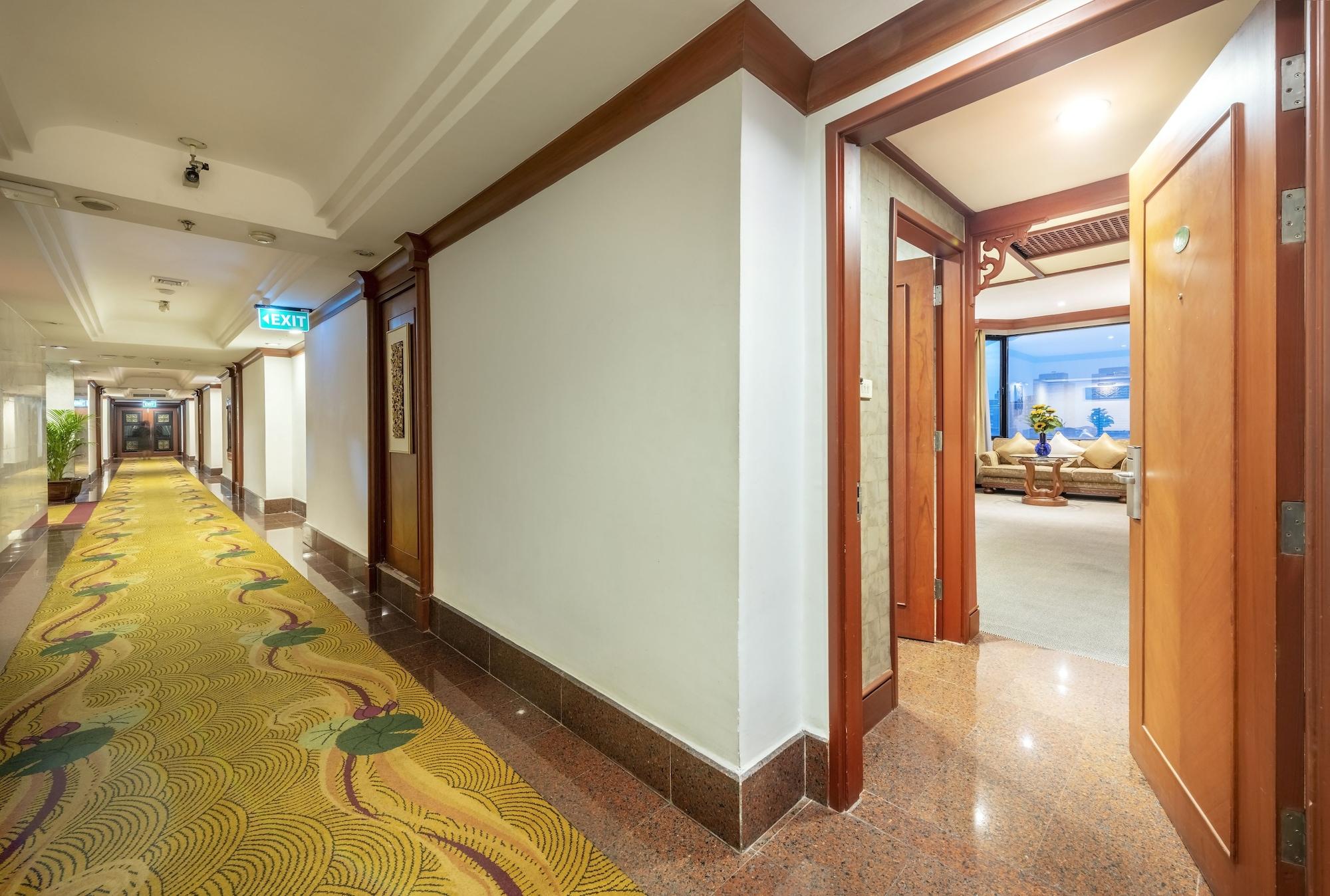 Hotel Ramada By Wyndham Chaophya Park 4*