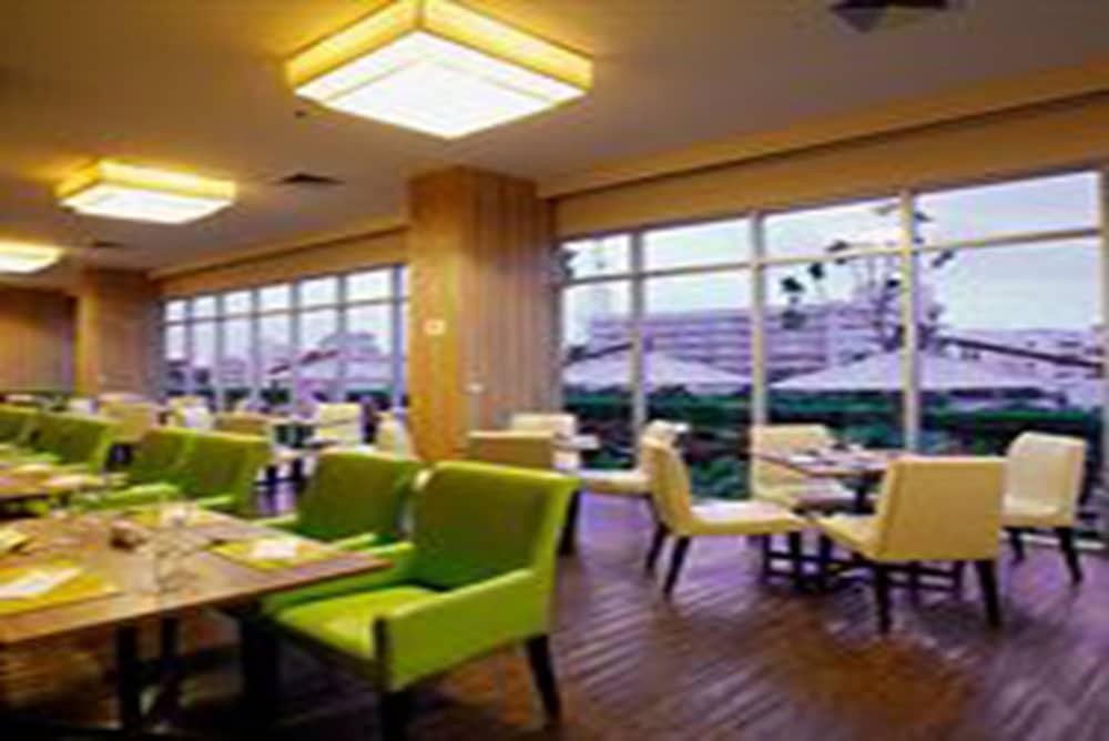 Centara Life Government Complex & Convention Centre Chaeng Watthana Hotel 4*