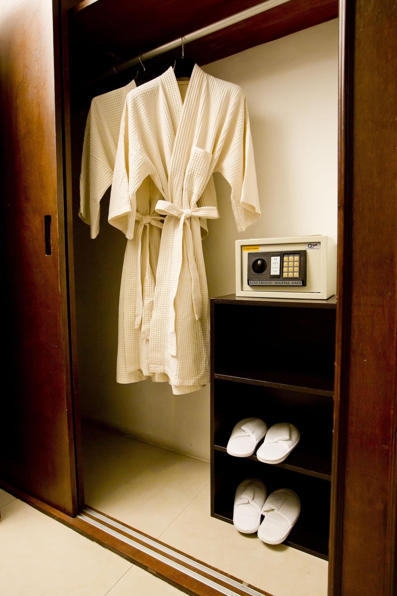 Sinsuvarn Airport Hotel