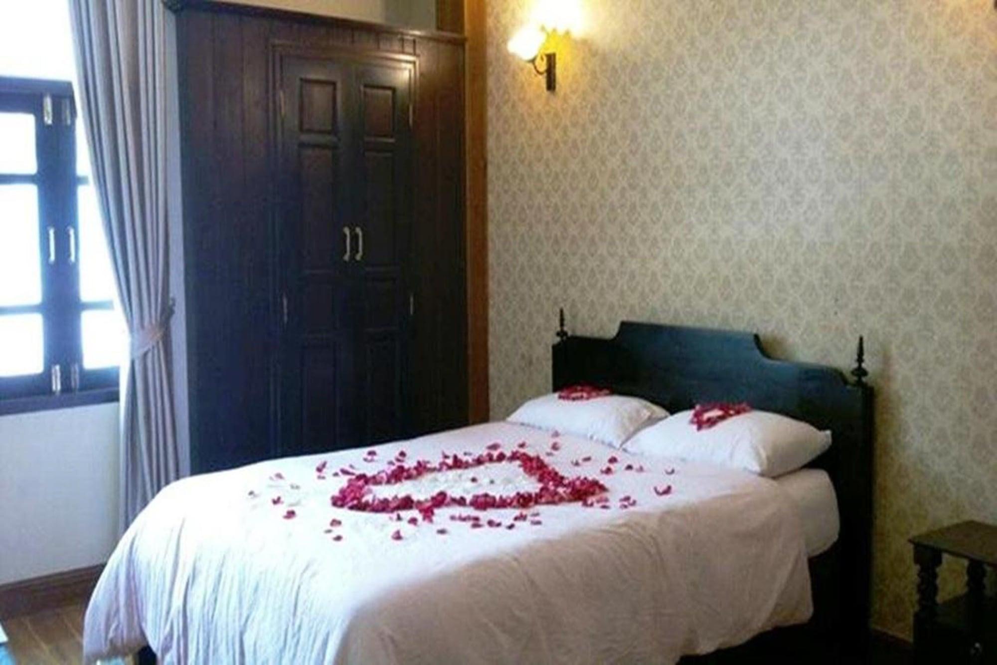 Guest house The Royal Thatien Village