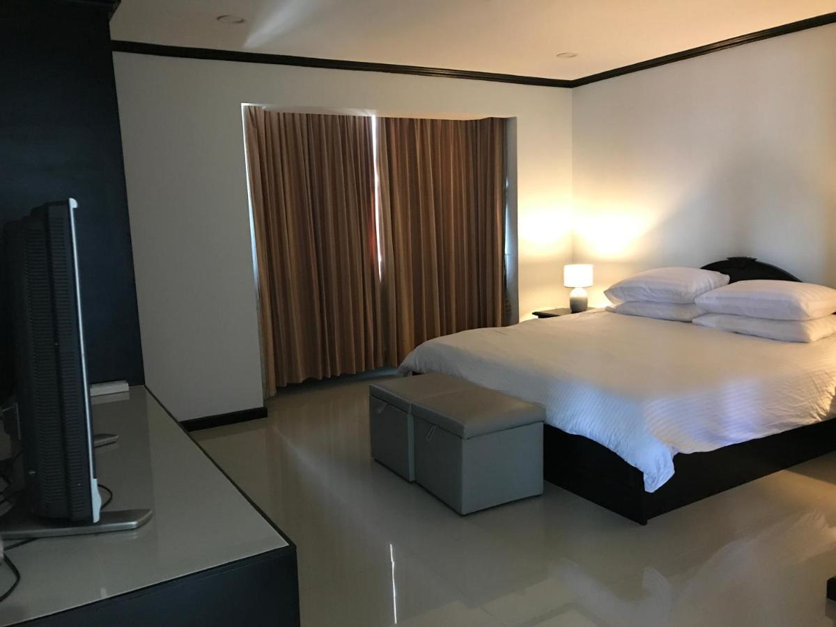 Omnitower Two Bedroom Cozy Apartment
