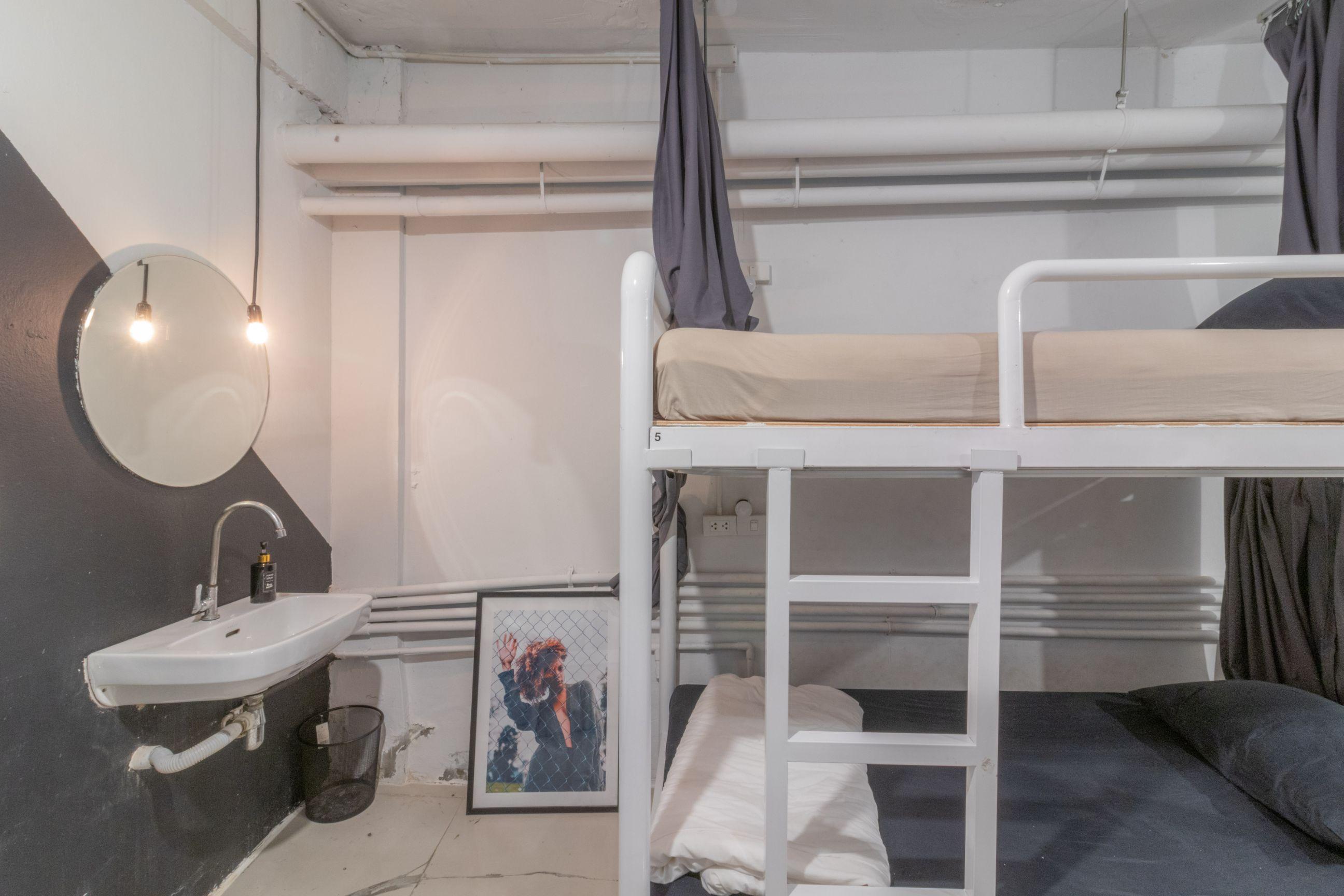 Beige Poshtels + Netflix * Bangkok