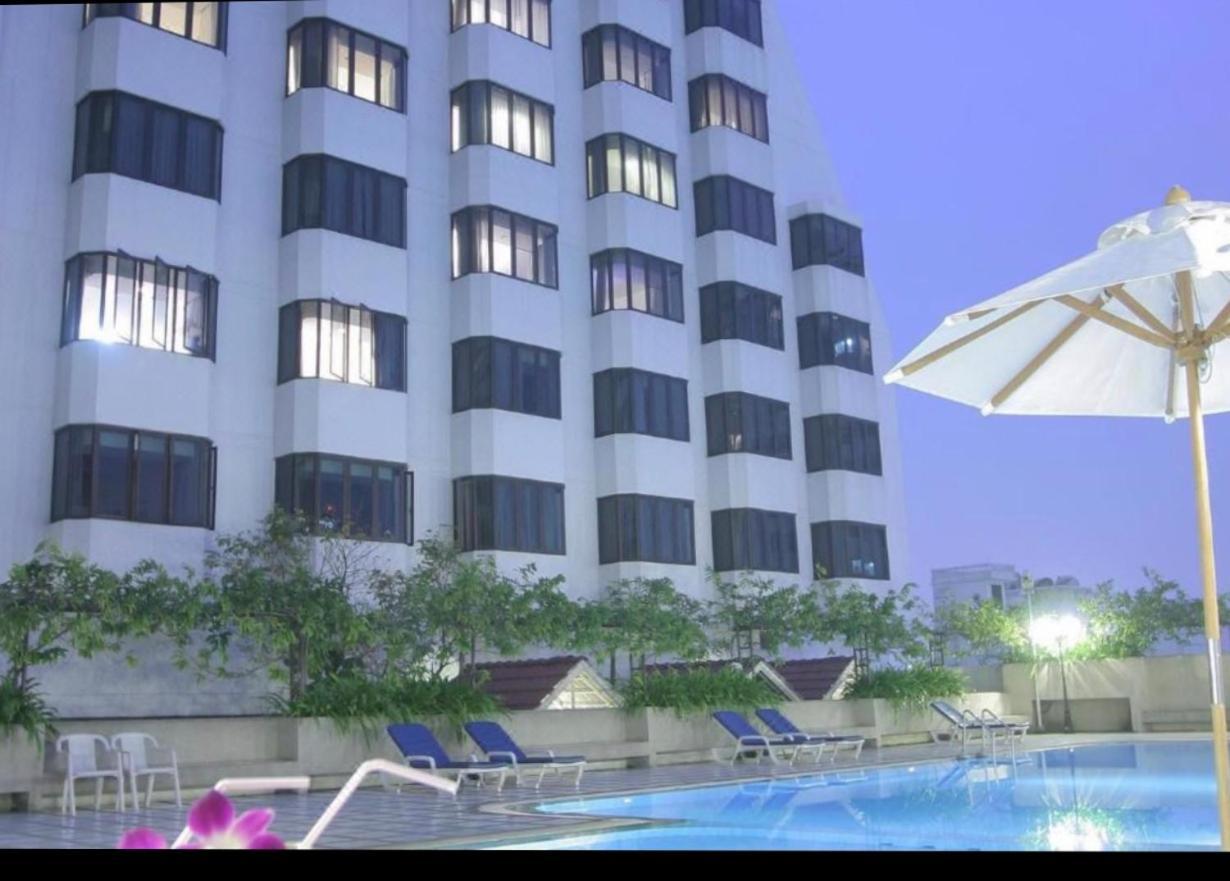 Omnitower Pool View Cozy * Bangkok