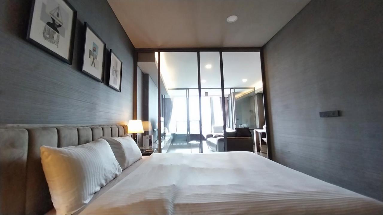 Luxury Queen Sirikit Asok Termianl 21 Bangkok