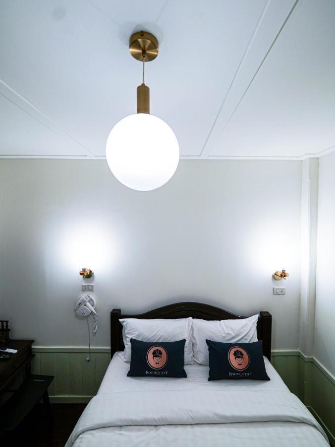 Roomquest Rim Praya Dinsor Road Bangkok