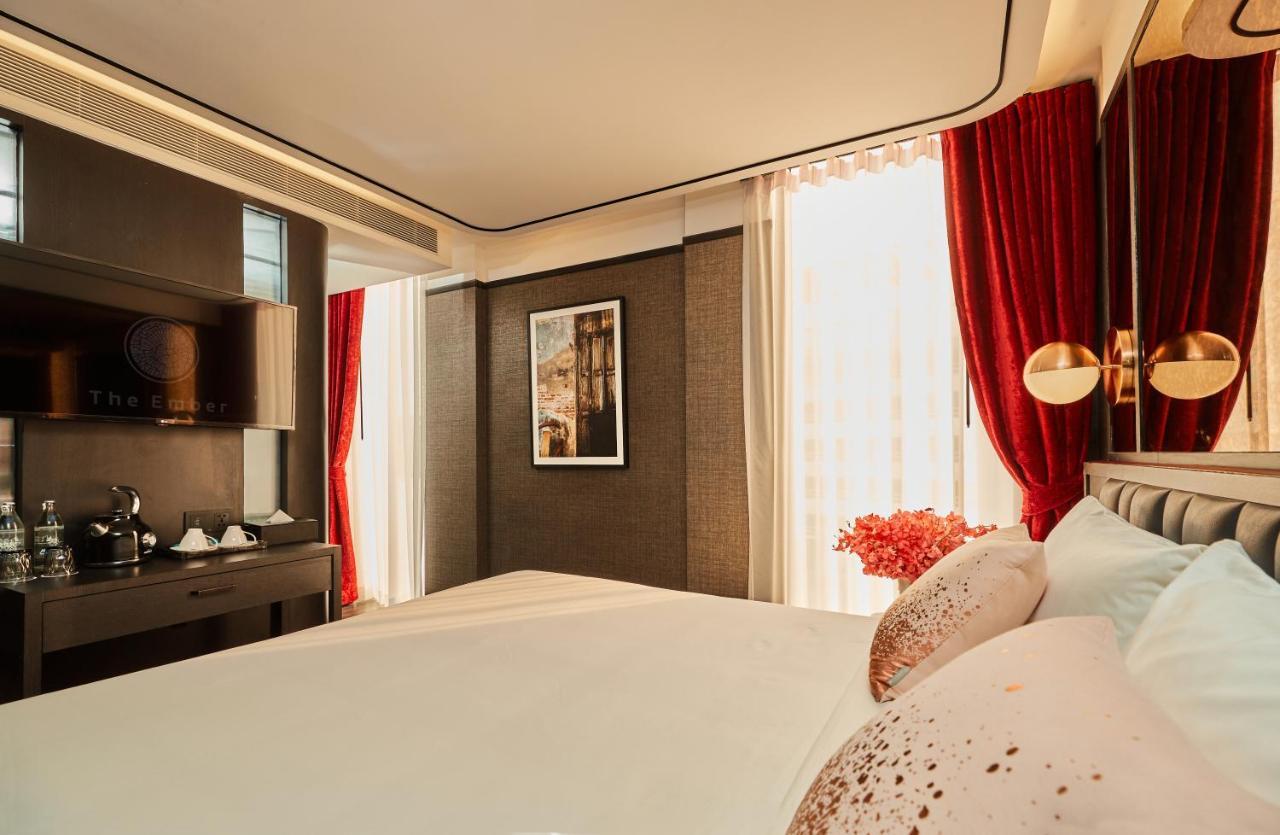 The Gravitique Khaosan Hotel