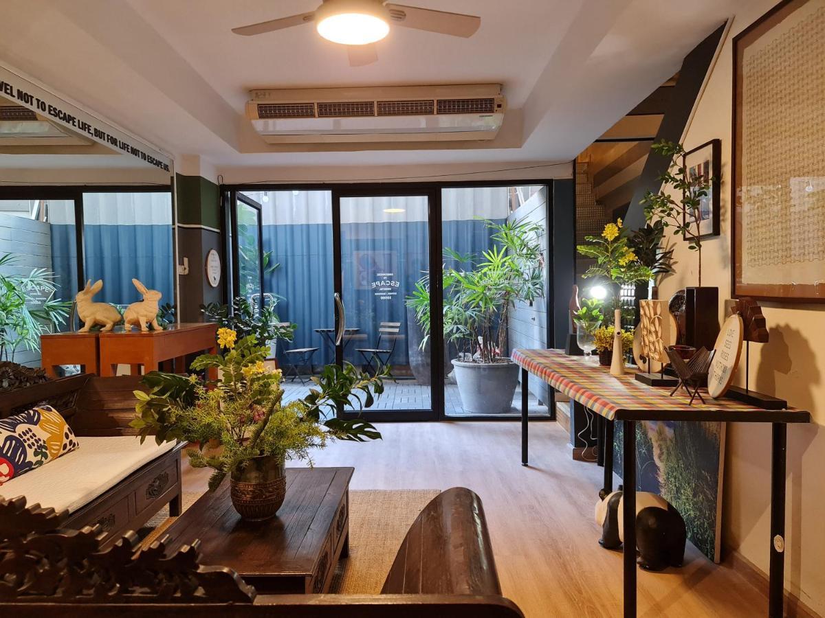 Somewhere To Escape - Hometel 3*