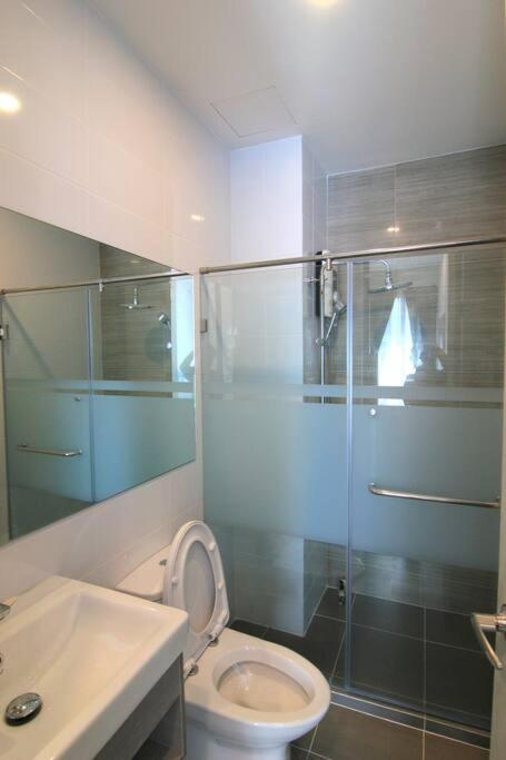 New Condo, Hi-speed Wi-fi, Gym Pool, Near Lam Sali Mrt Apartment *