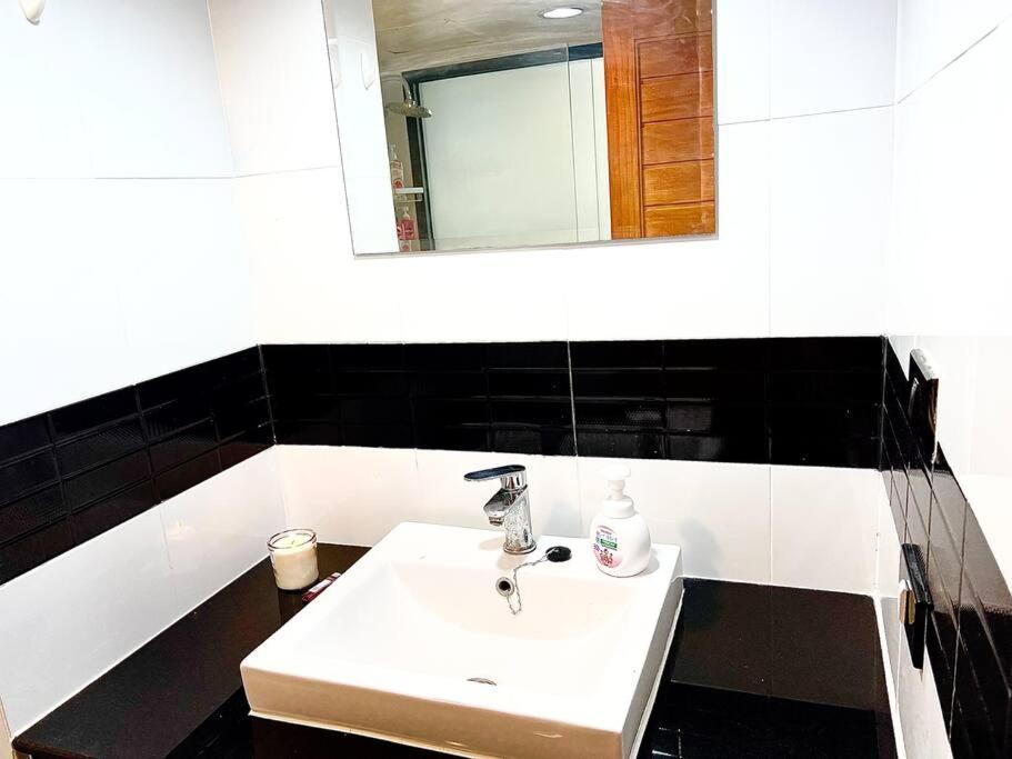 Selfcheckin Omni Tower Sukhumvit4 Nana Asoke Bts Mrt Hispeed Wifi Pool&gym * Bangkok