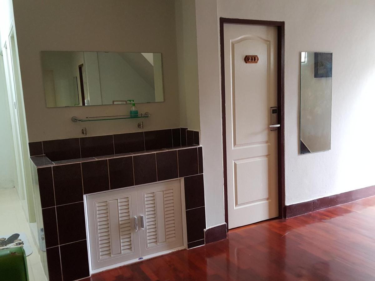 Check @chareon Krung Hostel *