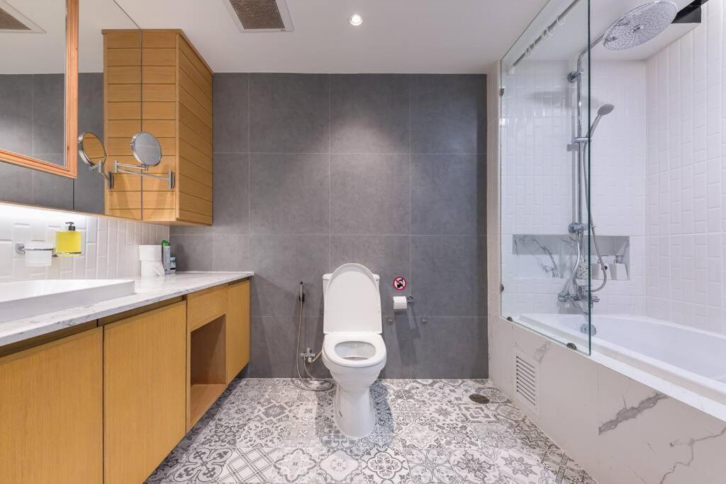 Bangkok, 5 Stars River View & Characteristic Decor Apartment