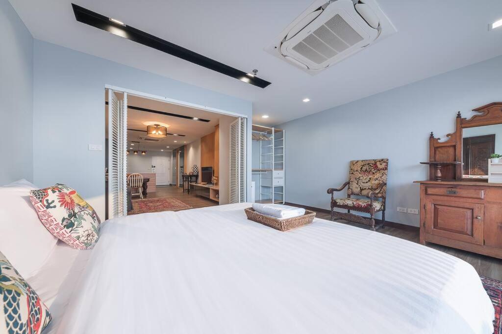 Bangkok, 5 Stars River View & Characteristic Decor *