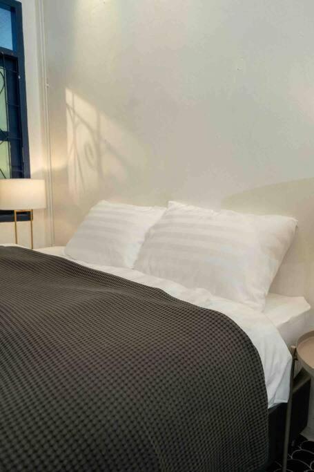 Townhome W/ Workstation-2mins To Food-fun-metro Holiday home *