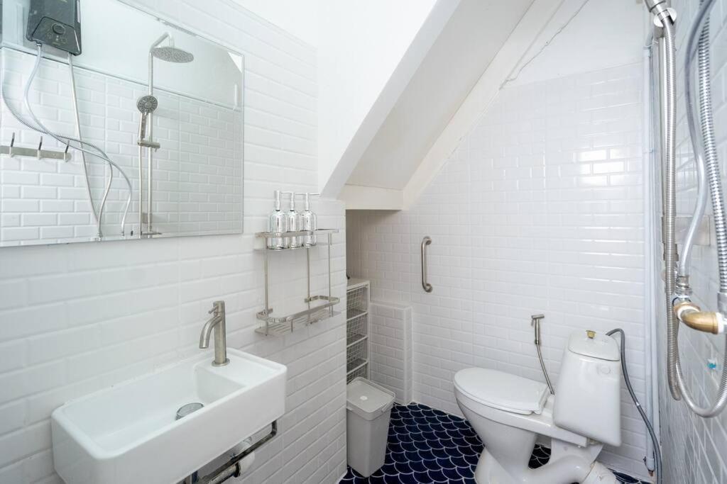 Townhome W/ Workstation-2mins To Food-fun-metro Holiday home Bangkok
