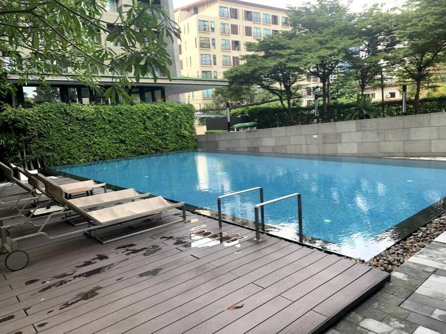 Bts Phrom Phomg /sukhumvit Road *