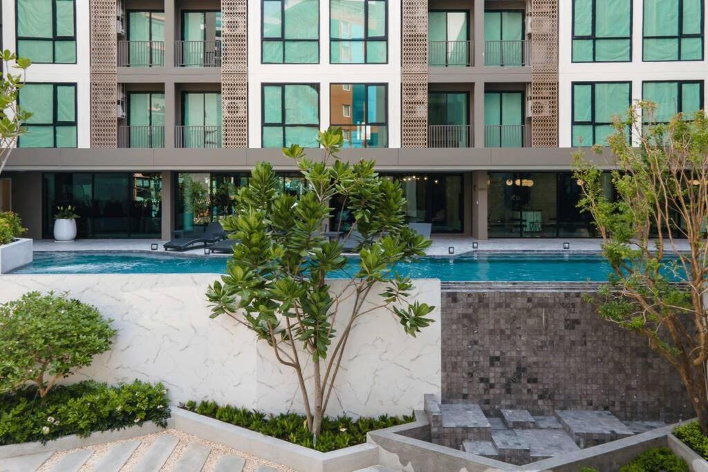 Maxxi Prime Ratchada - Sutthisan Near Jodfair Market Bangkok