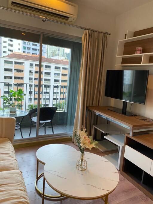Bts Phrom Phomg /sukhumvit Road Bangkok