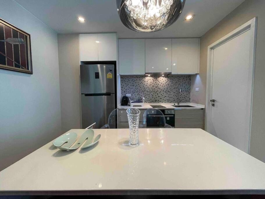 Luxurious In Prime Area Apartment *