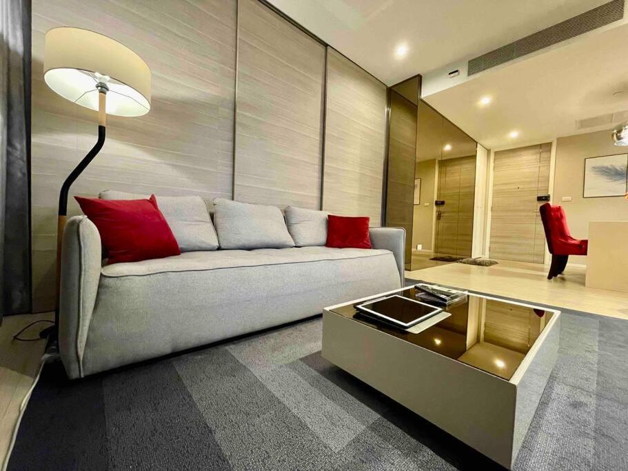 Luxurious In Prime Area Apartment *