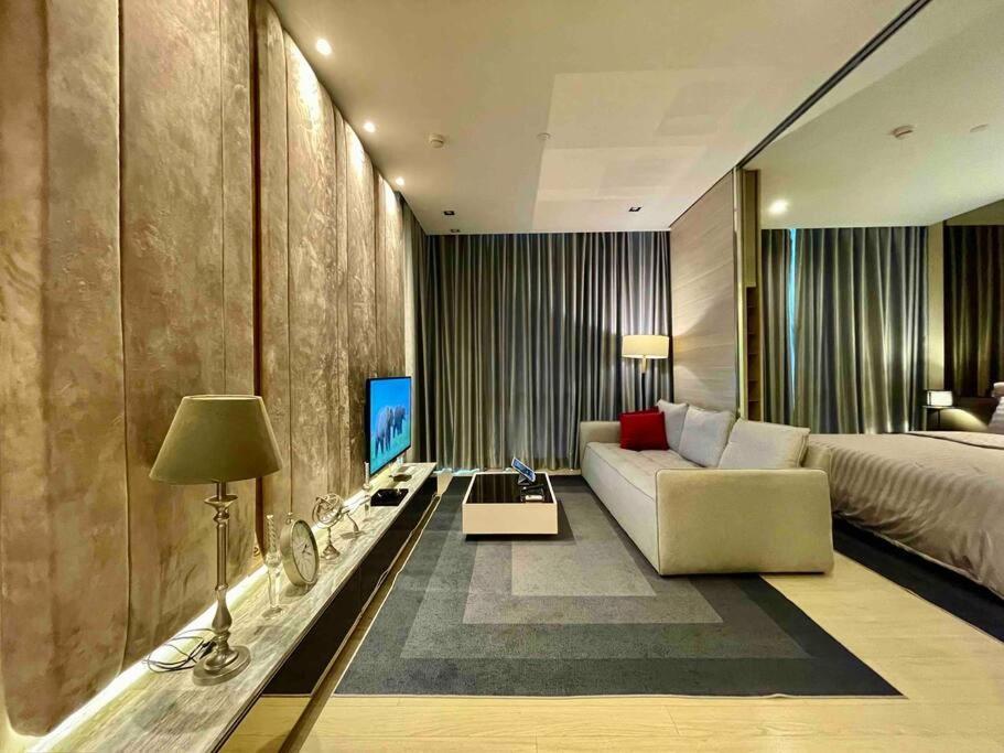 Apartment Luxurious In Prime Area Bangkok