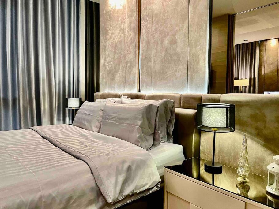 Luxurious In Prime Area *