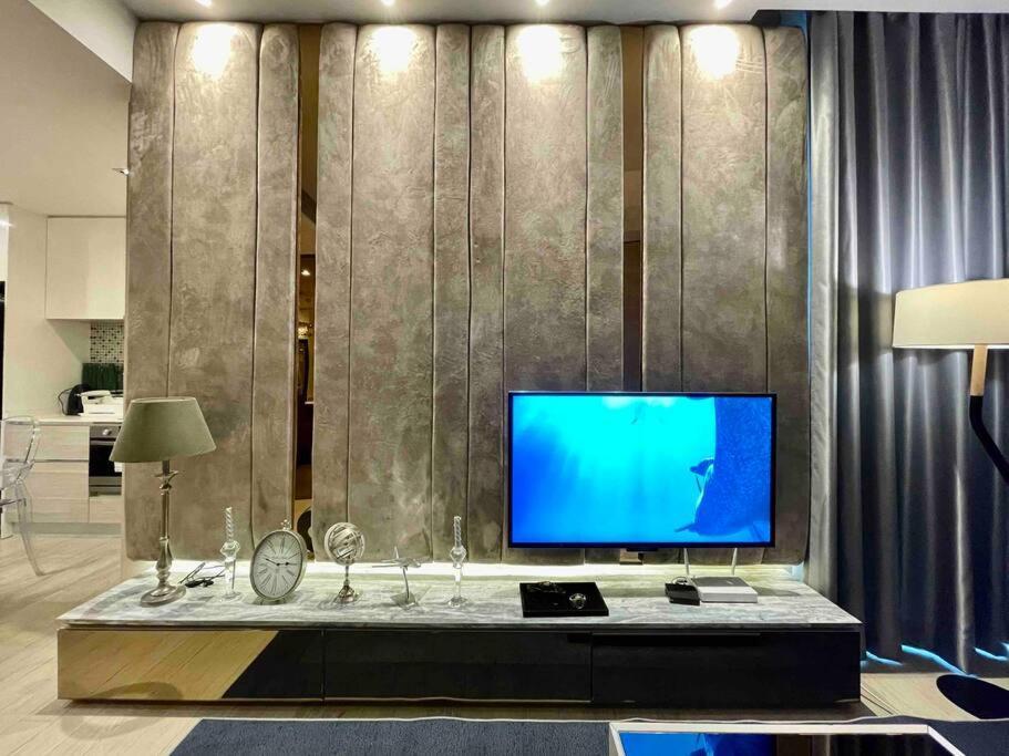 Apartment Luxurious In Prime Area Bangkok