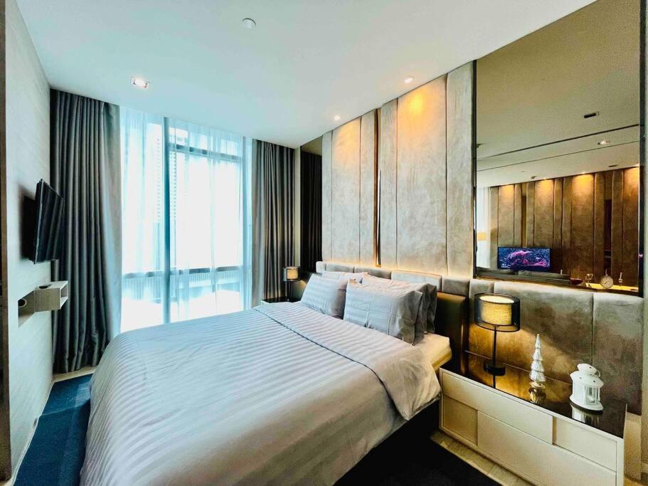 Luxurious In Prime Area Apartment