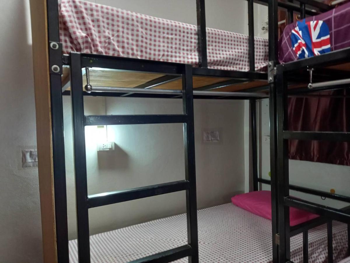 Sleepwith Me Hostel *