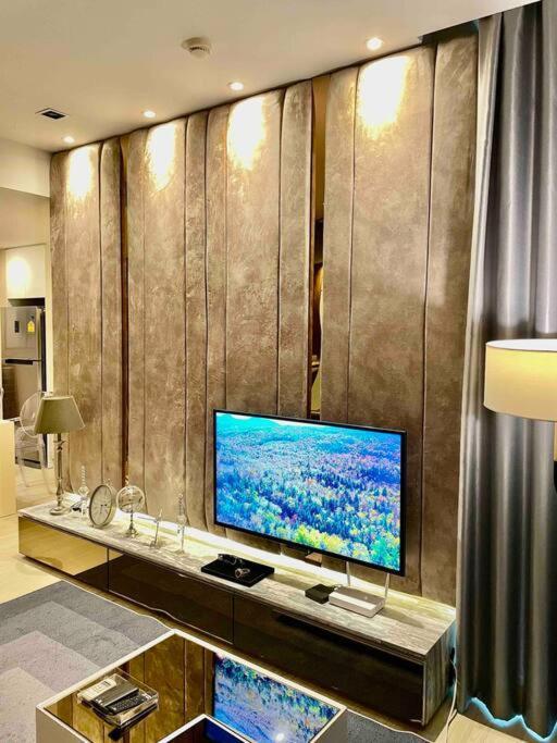 Luxurious In Prime Area