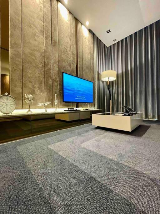 Luxurious In Prime Area