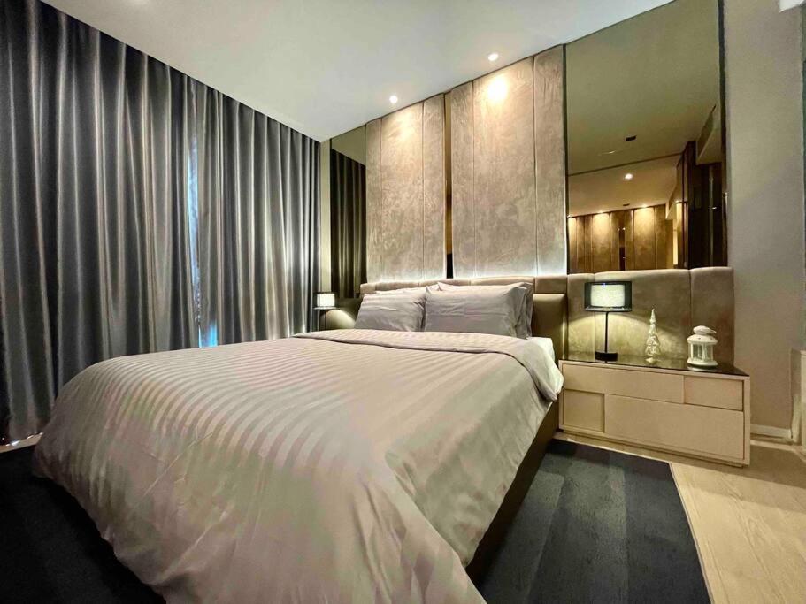 Luxurious In Prime Area Apartment