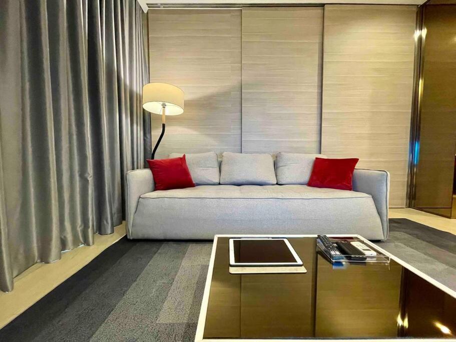 Luxurious In Prime Area Apartment *