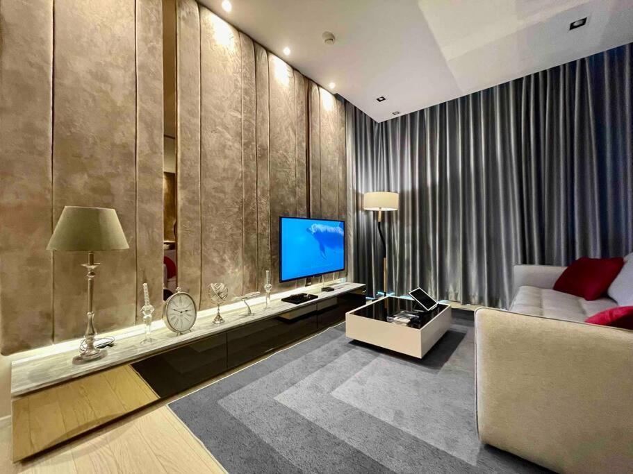 Apartment Luxurious In Prime Area Bangkok