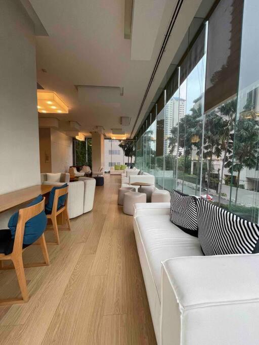 Apartment Luxurious In Prime Area *
