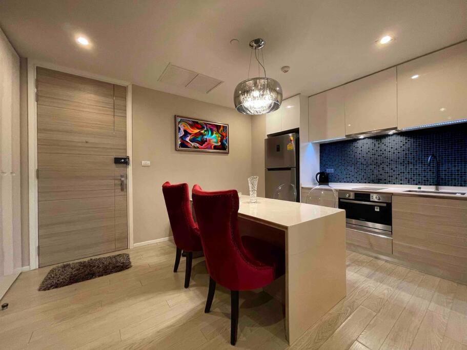 Luxurious In Prime Area Apartment