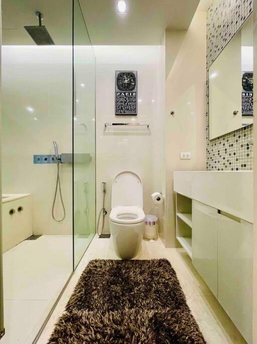 Luxurious In Prime Area *